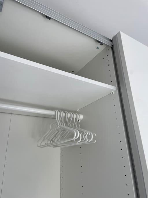 Minimalist Apartment-free Parking, Self Check In Korter Riga
